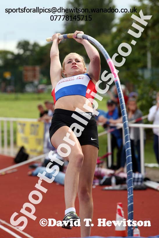 Under-17 womens pole vault. Photo: David T. Hewitson/Sports for All Pics